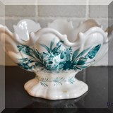P02. Porcelain centerpiece vase. 